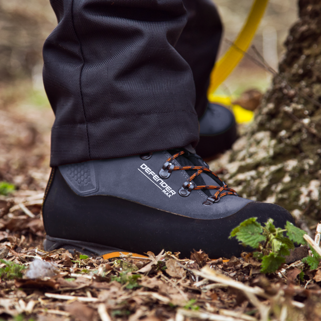 DEFENDER MAX - Chainsaw Boots (Class 2 - 24 m/s)